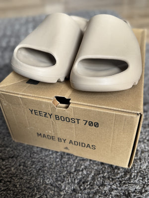 YEEZY BOOST 700 | SLIDES